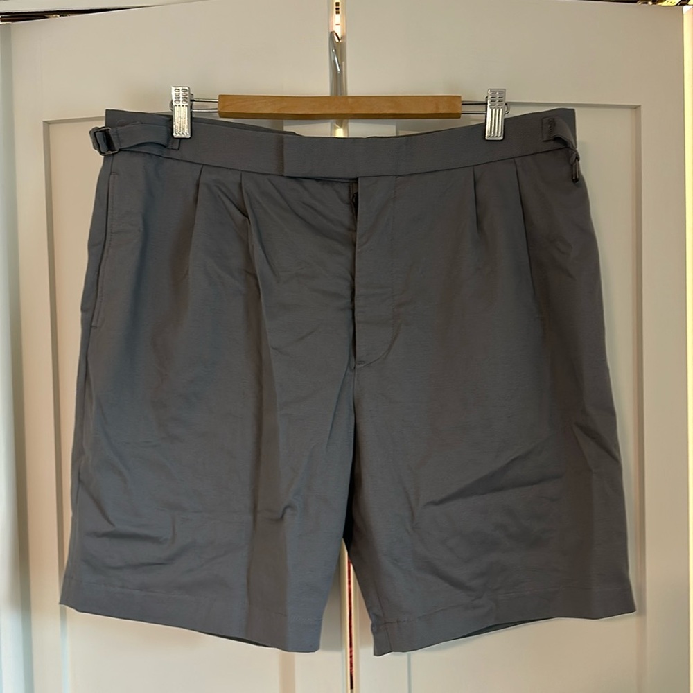NWT Black Fleece by Brooks Brothers grey button fly pleated shorts in size (BB4)